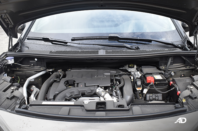 Peugeot 5008 exterior engine bay