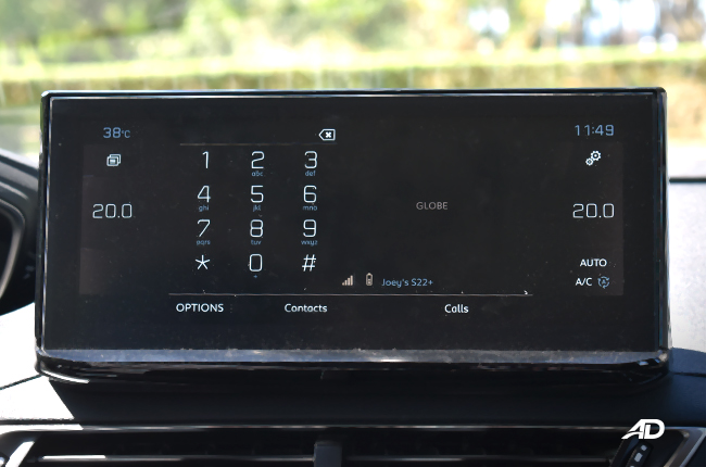 Peugeot 5008 interior infotainment system
